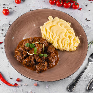 Гуляш Сербия с картофельным пюре 