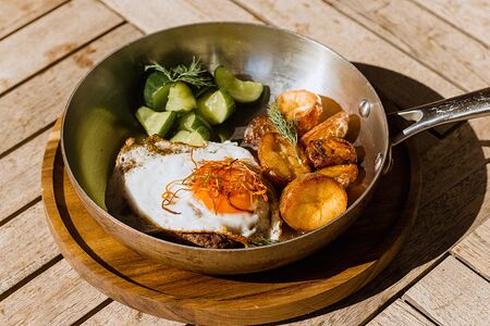 Бифштекс с яйцом, картофель и огурцы