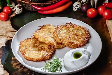 Картофельные драники с битыми огурцами