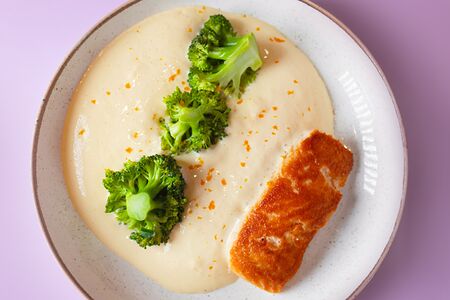 Стейк лосося с сырным соусом и брокколи