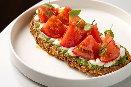 Тост с домашней рикоттой и томатами