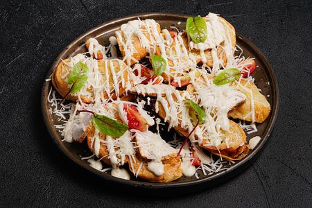 Френч-тост из круассан цезарь с курицей