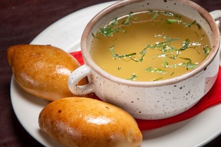 Бульон куриный с пирожками