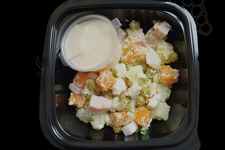 Салат Оливье с ветчиной из индейки и домашним майонезом