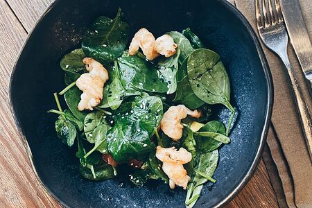 Салат с креветками и грейпфрутом