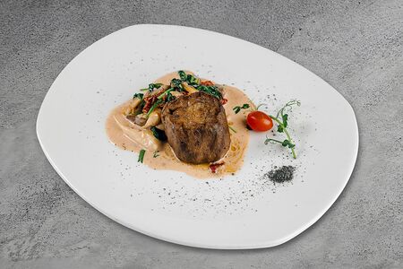 Стейк Миньон из баклажана с обжаренным шпинатом и грибами