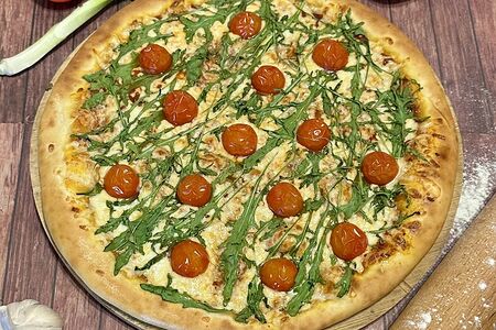 Пицца с помидорами черри и рукколой 25