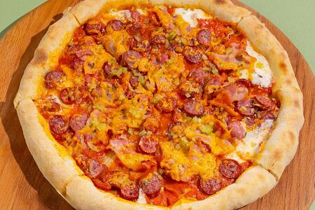 Охотничья пицца с беконом и колбасками 