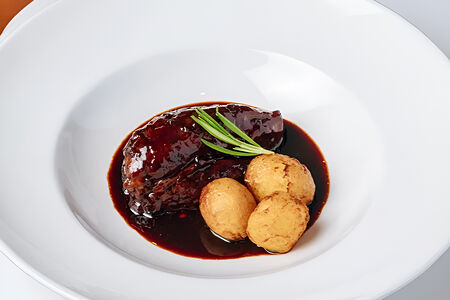 Томленая телячья голень и молодой картофель