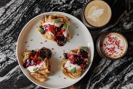 Блины с вареньем из черной смородины и сметаной