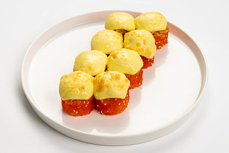 Запеченный ролл с копченой куриной грудкой и сырным соусом