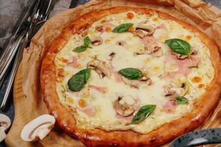 Пицца с ветчиной, грибами и трюфелем