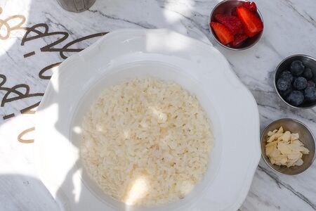 Каша рисовая с ягодами и миндалем