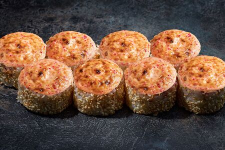 Запеченный спайси-ролл с копченой курицей