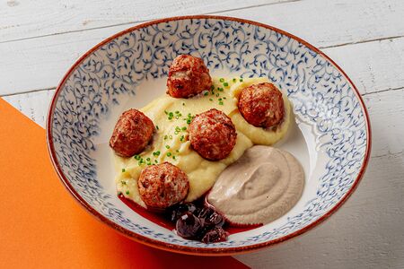 Куриные фрикадельки с картофельным пюре