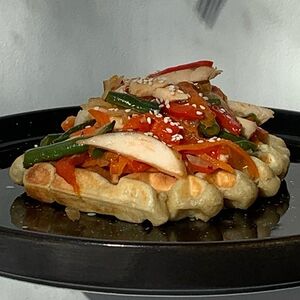 Картофельная вафля с цыплёнком в соусе Чили