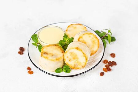 Сырники с изюмом и сгущенным молоком