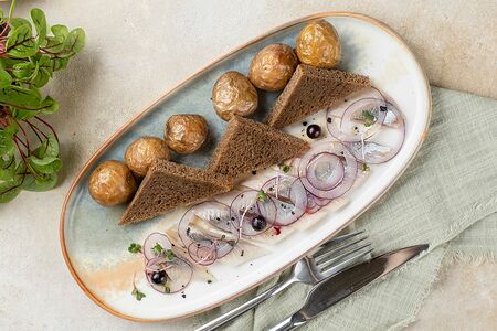 Сельдь с молодым картофелем