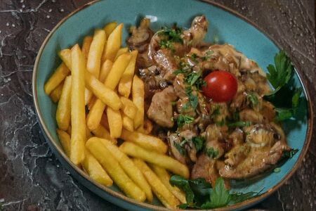 Телятина по-строгановски