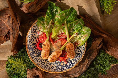 Салат в тайском стиле с шашлычками из креветок