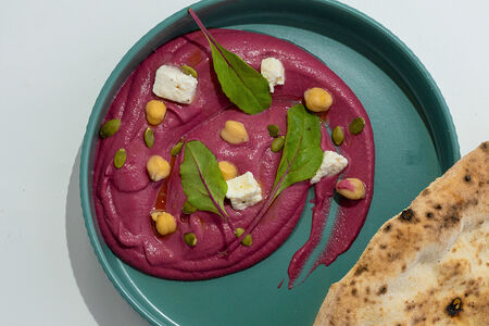 Хумус свекольный с лепешкой