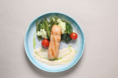 Стейк из лосося с овощами