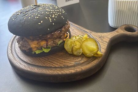 Черный бургер с говяжьей котлетой халяль