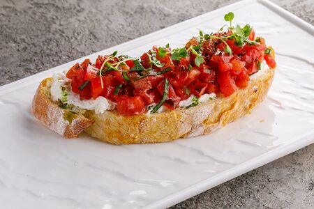Брускетта с розовыми томатами, страчателлой и базиликом