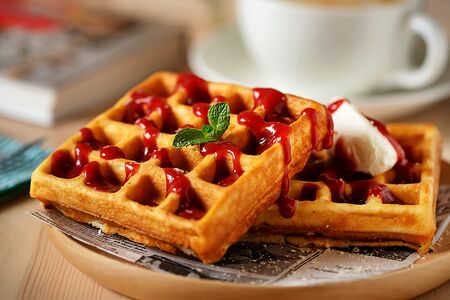 Вафли с вишневым джемом