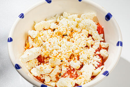 Фета, запеченный красный перец