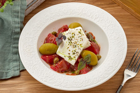 Салат с томатами, брынзой и оливками