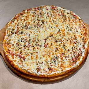 Пицца с вареной колбасой и солеными огурчиками