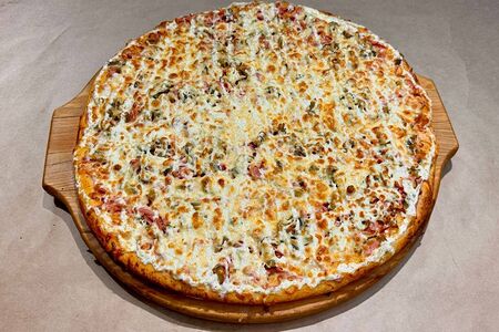 Пицца с вареной колбасой и солеными огурчиками