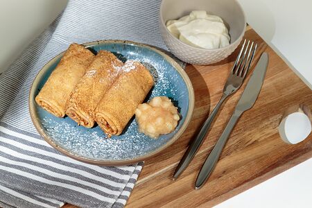 Блинчики с яблоком и корицей