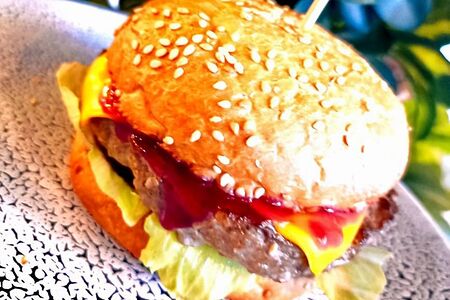 Бургер с мясной котлетой