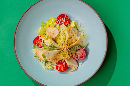 Салат Цезарь с курицей