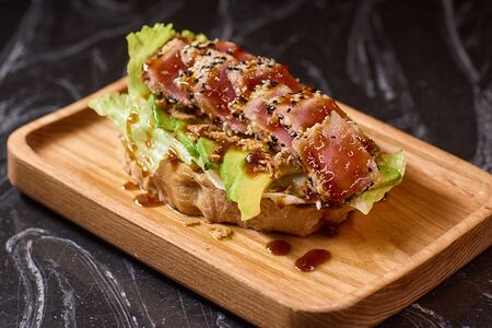 С тунцом и соусом ментайко