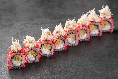 Ролл с креветкой и сыром монтазио