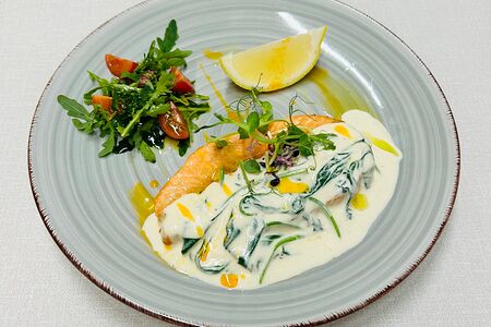 Стейк из лосося в сливочно-шпинатном соусе