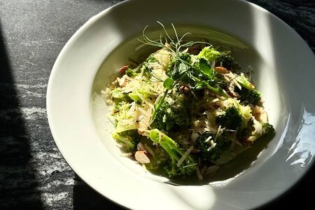 Брокколи с чесноком и миндалем