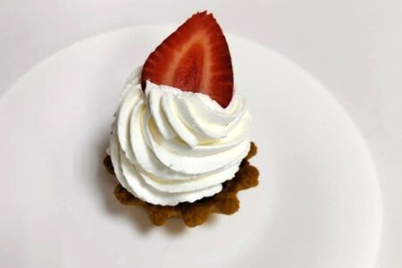 Ягодное лукошко со взбитыми сливками