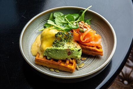 Вафли из батата с яйцом пашот и лососем слабой соли