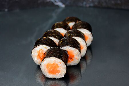 Маки с лососем