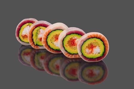 Фреш-ролл с тунцом, лососем и хамачи