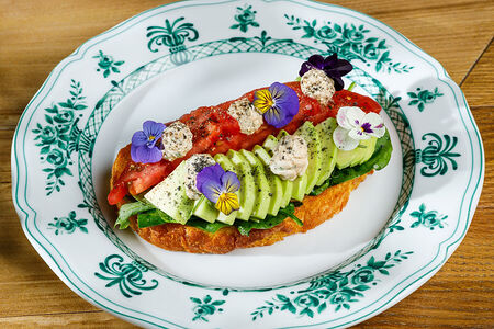 Авокадо-тост со сладкими помидорами и соусом из тунца