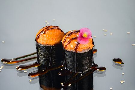 Малый запечённый ролл с сочным кальмаром и соусом унаги