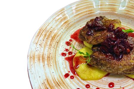 Говяжья печень с медовыми яблоками, соусом Бордолез и вишней