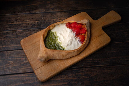 Хачапури по-аджарски с томатом и страчателлой