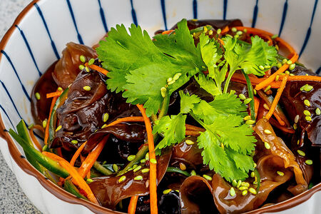 Маринованные древесные грибы с морковью