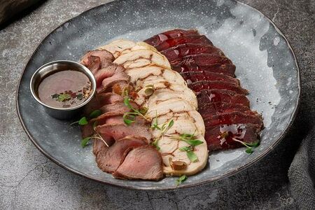 Дощечка мясных деликатесов